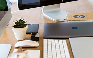 松弛！谢尔基对阵切尔西的比赛中玩立水瓶游戏